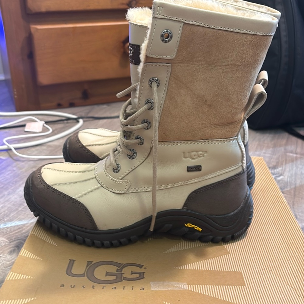 Like New!! - UGG W Adirondack Boot II - Women’s Size 7 - Worn Once!!